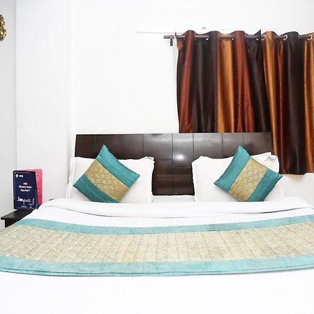Oyo 8253 Golden Heights Hotel New Delhi Bagian luar foto