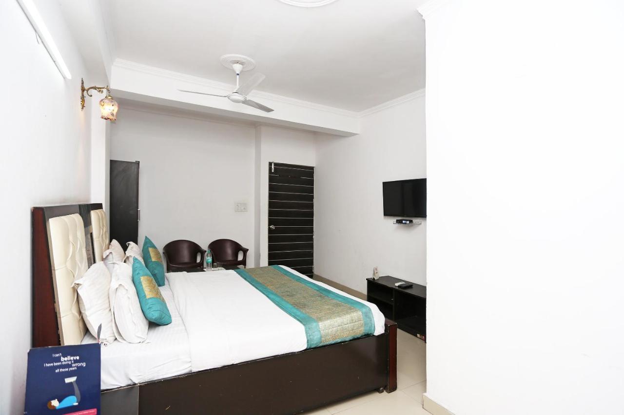 Oyo 8253 Golden Heights Hotel New Delhi Bagian luar foto