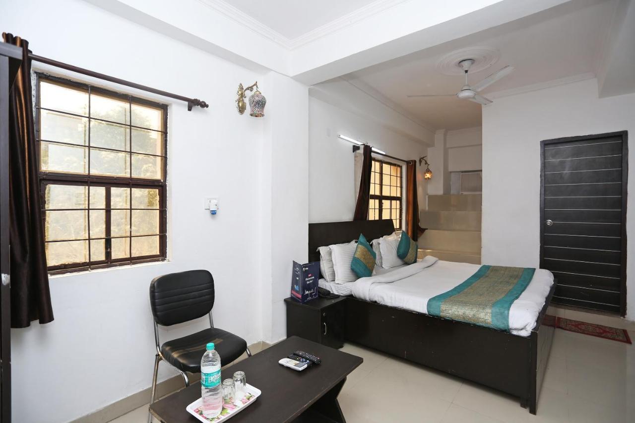 Oyo 8253 Golden Heights Hotel New Delhi Bagian luar foto