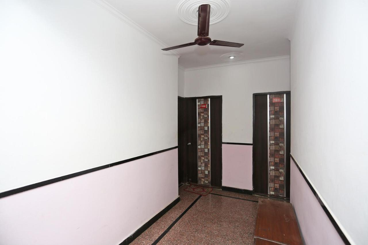 Oyo 8253 Golden Heights Hotel New Delhi Bagian luar foto