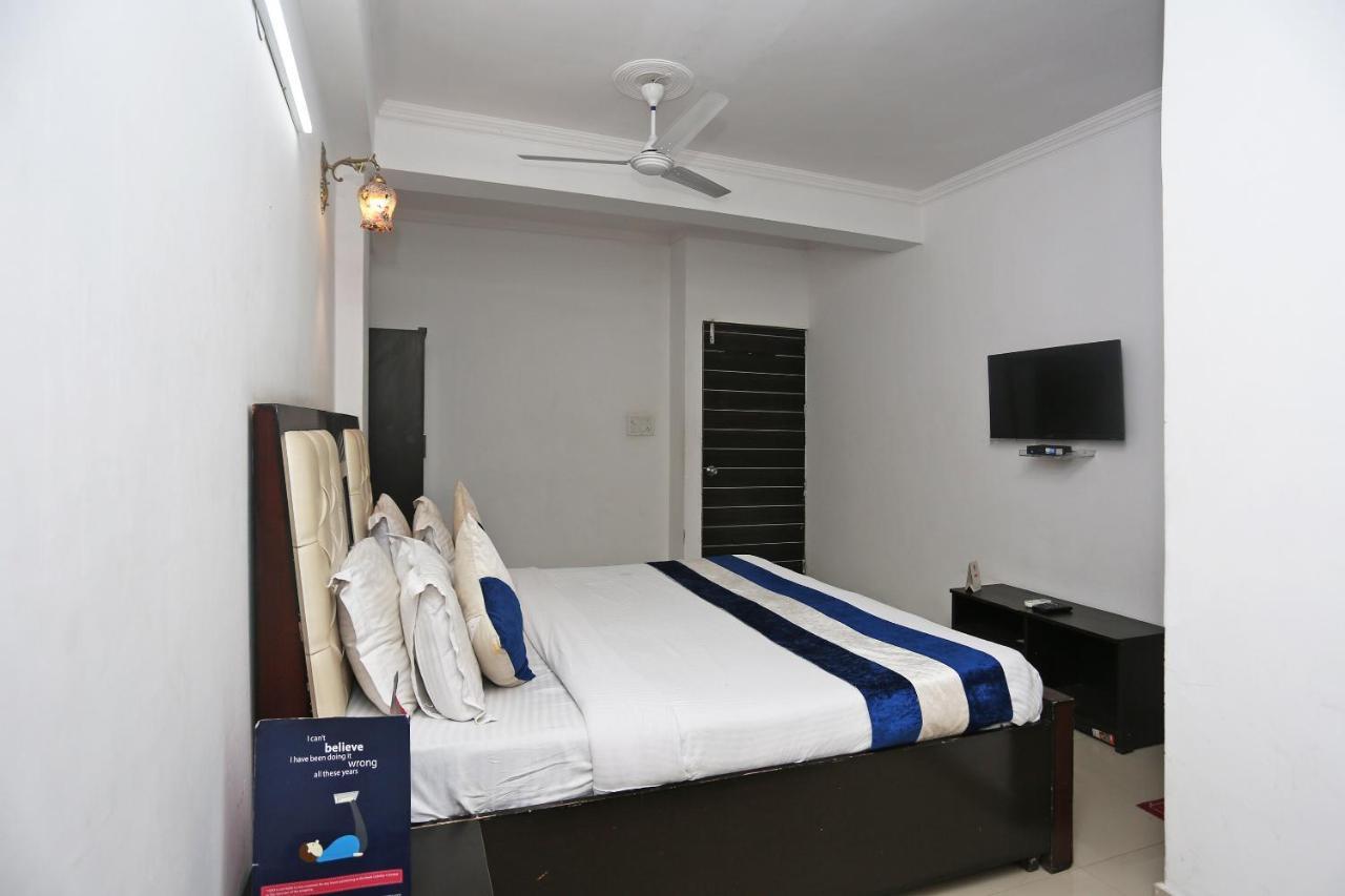 Oyo 8253 Golden Heights Hotel New Delhi Bagian luar foto