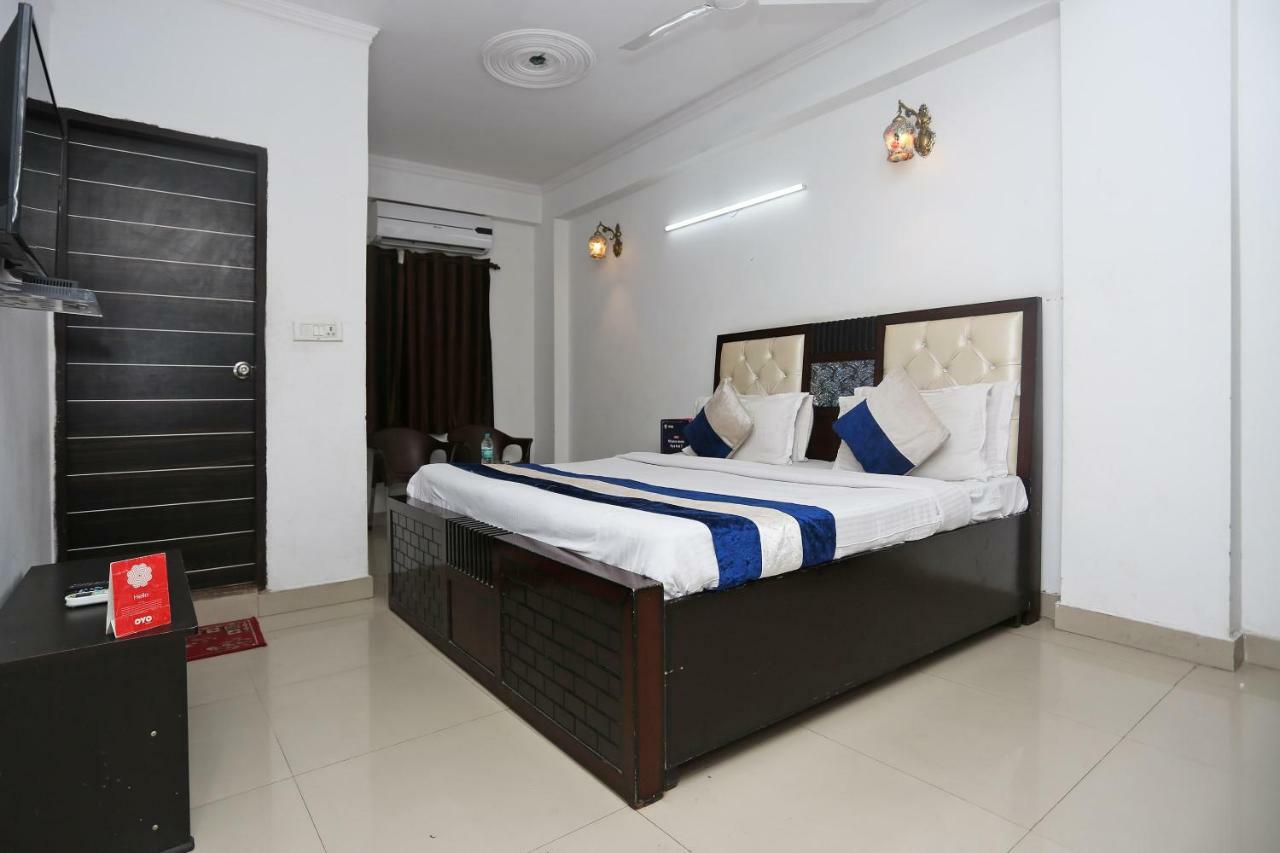 Oyo 8253 Golden Heights Hotel New Delhi Bagian luar foto