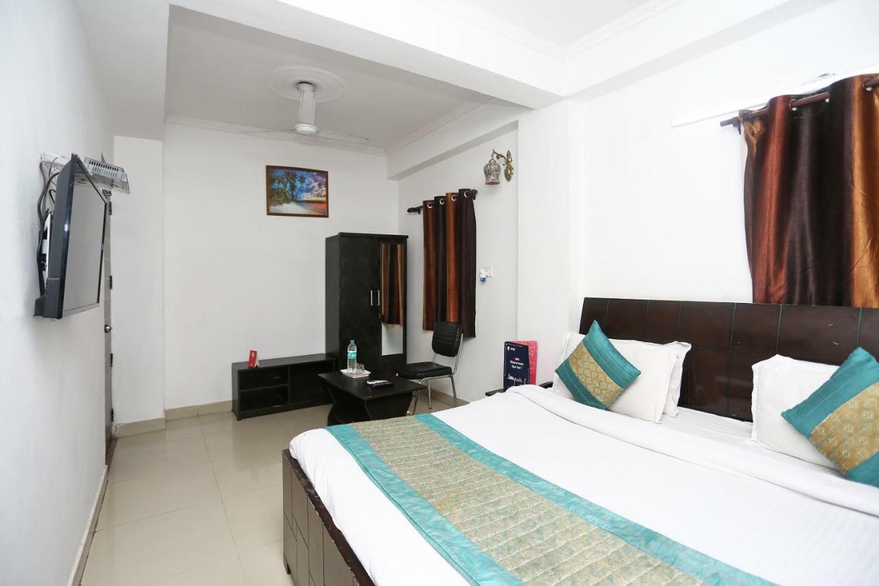 Oyo 8253 Golden Heights Hotel New Delhi Bagian luar foto