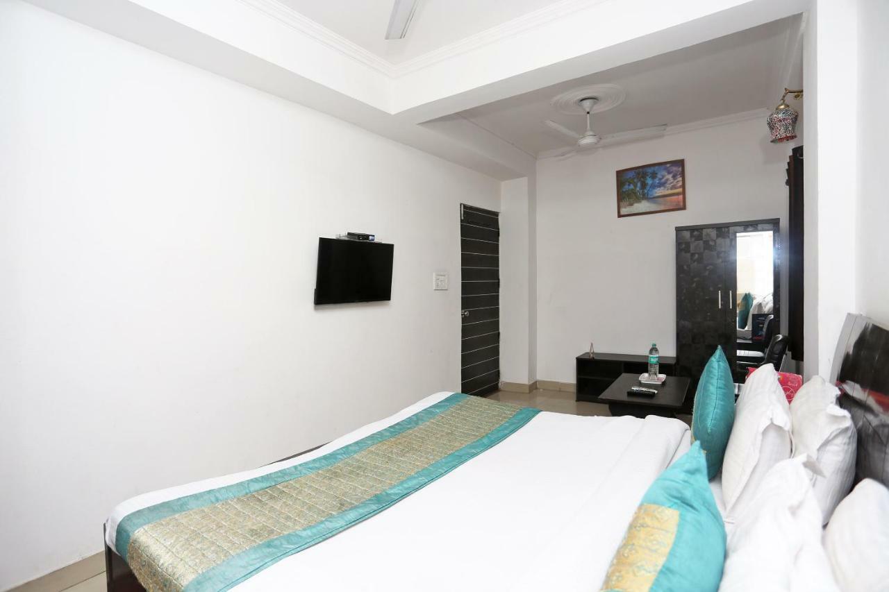 Oyo 8253 Golden Heights Hotel New Delhi Bagian luar foto